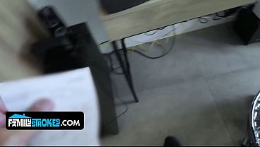 Anak Tiri Cewek Latin Menggoda Bapak Tirinya Dengan Tubuh Seksi Dan Menggairahkan.