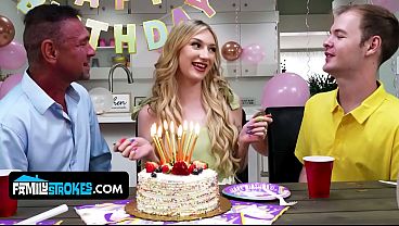 Anak Tiri Mungil Berdada Alami, Daisy Lavoy, Menggoda Dan Naik Ke Atas Bokap Tirinya.