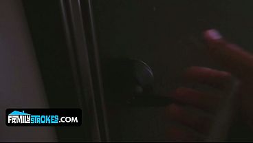 Ibu Tiri Montok Mulus Layla London Biarin Adik Tiri Ngegenjot Memek Sempitnya