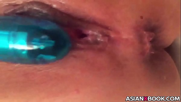Cewek Asia Mainin Lubangnya Pake Mainan, Bikin Basah