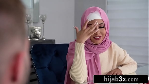 Cewek Mungil Cantik Berhijab Ngewe Sambil Tetep Pakai Jilbabnya, Bikin Makin Panas.