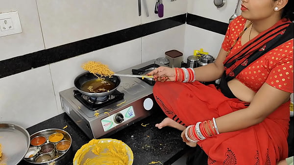 कोमल दिवाली पर नमकीन बना रही थी, तभी देवर ने भाभी को लेने के लिए चोद डाला