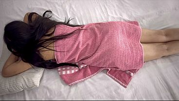 Bule Nri Cantik Dibejek Bokongnya Sama Pelayan, Terus Ditusuk Kontol Ke Memek Sampe Njerit.