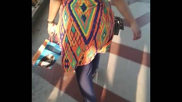 Pantat Montok Bibi India Jalan Goyang Bikin Mupeng.