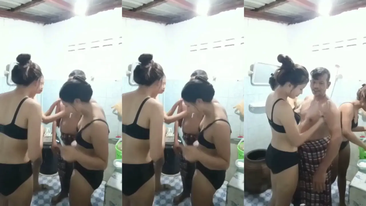 Bapak Lagi Mandi Sama Tiga Anak, Basah-basahan, Nggak Ada Yang Pakai Baju.