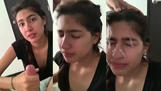 Crot Di Muka Cewek Cantik, Bikin Dia Makin Liar Dan Basah.