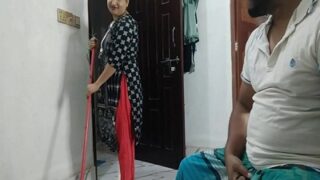 Istri Montok Bantu Suami Colokin Kontol, Pasutri Desi Ngewe Panas
