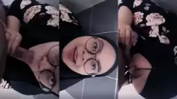 Jilbab Hitam Nungging Di Toilet, Bibir Merah Siap Nelen