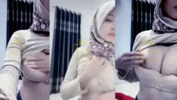 Nella Pake Jilbab Cantik, Tiba-tiba Ngeluarin Susu Bikin Makin Liar.