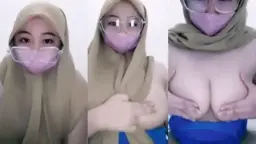 Ukhti Berkacamata, Hijabnya Doang Yang Rapi, Tapi Toket Gede Sengaja Dibiarin Keliatan.