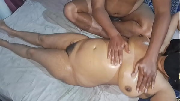Desi Indian Hot Bhabhi Lagi Full Nude Dipijit, Crotnya Basah Kuyup.