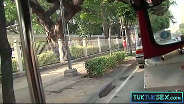 Cewek Thailand Setengah Baya Dipick Up Di Tuk-tuk, Langsung Nunggang Kontol Gede.