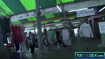 Lidah Dicocok, Si Thai Tua Kecil Digebuk Dua Bule