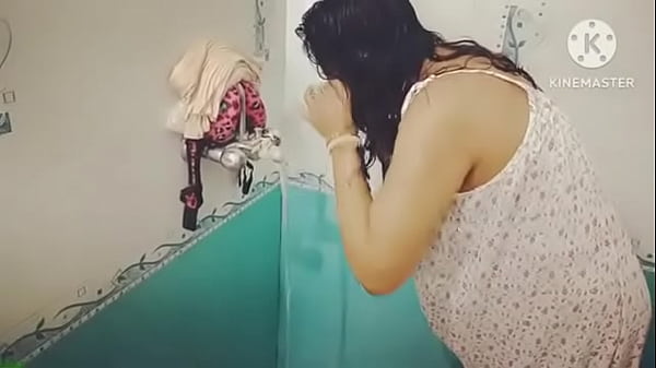 Desi Mandi Basah Bikin Greget, Siap-siap Meleleh