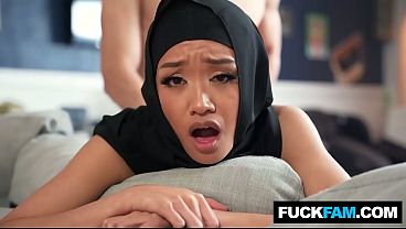 Hijabi Kena Kenalkan Budaya Amerika Sama Jade Kimiko, Parker Ambrose, Hot Banget!
