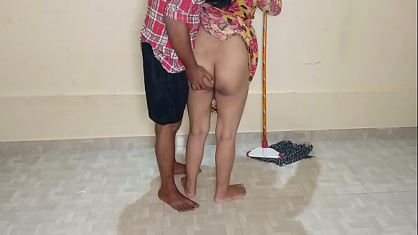 Kamar Lagi Dipel, Tante Pembantu Disuruh Nyesep Kontol, Abis Itu Digenjot! Suara Hindi Jelas Kedengeran.