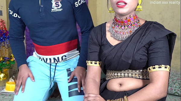 Ngencengin Ibu Tiri India Di Hari Ulang Tahunnya, Desi Panas Banget