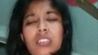 Desi Cewek Lagi Sange, Memek Sempitnya Ngebut Naik-in Kontol Keras Pacar.