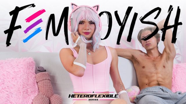 Duh, Si Cewek Gamer Femboy Genit Ini Lepas Kontroler, Langsung Ganti Mainan Lain Yang Lebih Keras Dan Besar.