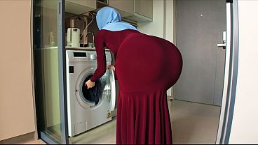 Ibu Tiri Pakai Hijab, Pantat Bulatnya Kepergok Tatapan Nakalku Yang Ngelantur.