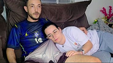 Irmã Tadinha, Se Derrete Toda Enquanto O Meio-irmão Joga No Brasil, Gozando No Sofá